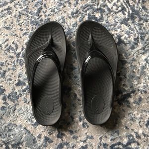 Like new! OOfos OOlala sandal